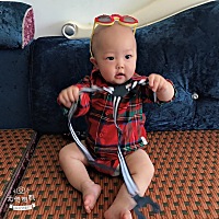 胖嘟嘟的各种造型 睡觉也整了个奥特曼造型