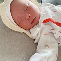 在女女出生两天后因为黄疸过高，验血结果数值259，被医生诊断为病理性黄疸，要求转儿科照蓝光住院治...