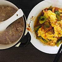 我的乳房好容易有硬块，护士叫我拿热毛巾敷敷然后按摩，再给娃吸或者用吸奶器吸。我老公上网查了说...