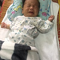 宝宝饿了也不愿意喝奶  把奶头塞嘴巴也哭 哭的撕心裂肺的 后面安抚好她  她又吃自己的手 饿到要shi...