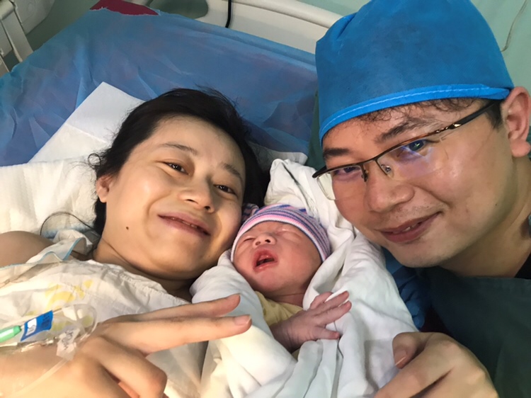 孕妈很辛苦，医生给一家人拍照留念！
