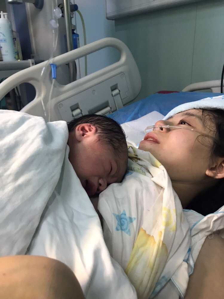 出生一刻，医生将宝宝和孕妈放在一起！