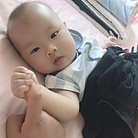 宝宝从出生到现在每天都是晚上七点左右睡，早上五点左右就嗯嗯唧唧的要抱着睡，放下就哭。吃饱了也不行...