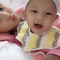 都说长得像姐姐，我倒是没怎么看出来 最后一张是姐姐小时候