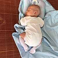 有人知道为什么宝宝喜欢爬着睡吗？ 趴