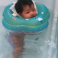 今天宝宝又吐奶了 吓死我了 还好看抖音学了怎么样处理 把你反过来头低脚高 朝背部空心使劲拍 弹脚底 直...