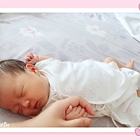 宝宝最近睡觉总是没那么安稳，一会震得脸红脖子粗的，一会手脚乱动，像被惊到，我只能陪着她握着她的小...