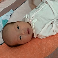 十几天的宝宝每天拉大便十多次正常吗？母乳喂养，吃了就拉怕，她肚子哦