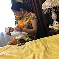 来自外婆的爱❤️ 月嫂不让抱 怕以后天天要抱 每天外婆都等着换尿片时抱几分钟 哈哈