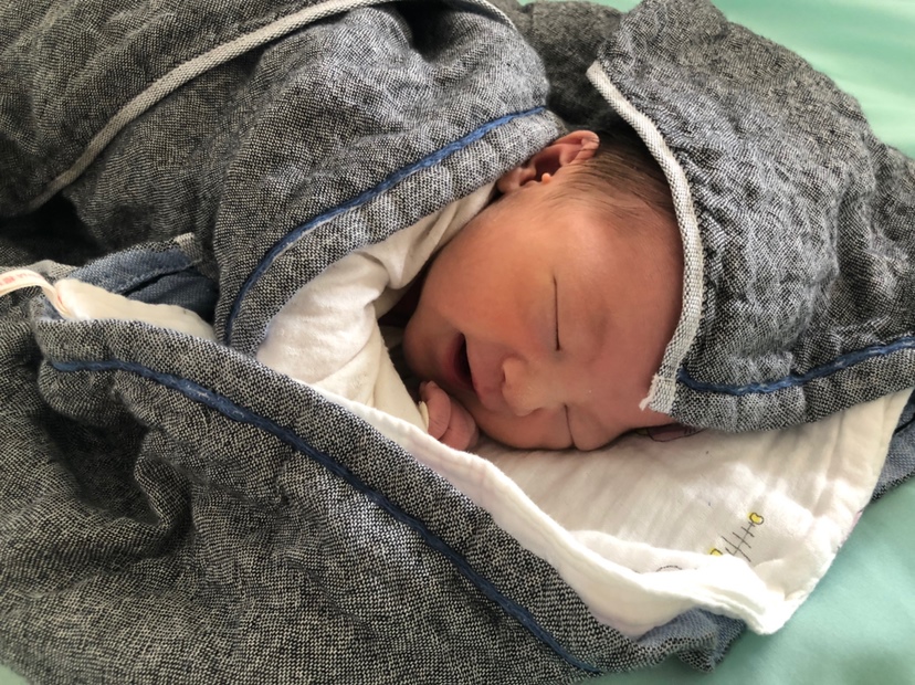 已经生孩子23天了，怕忘记了，来记录一下
我是40周➕6进的医院住院，当时一心想着顺，然后入院当天我还信心满满的住院跟医生说第二天催。结果第二天，主治医师给我内检，说我的条件特别差，只能评分两分，我当时觉得有一种晴天霹雳的感觉，然后我还是坚持催了3天，球囊，催产素都用上了，第三天，催产素，结果胎心往下掉，我就去破腹了。
在这里奉劝各位，如果医生跟你说不要顺了，不要坚持了，因为我的孩子出来的时候羊水二度污染，肺炎，脐带绕颈两圈，脑部缺氧。他出来的时候就被送到新生儿科，补脑针加肺炎治疗了12天才出院，然后在家里住了5天不到，晚上发烧38.3又被送往医院，我是图方便在老家生孩子，然后送到当地妇幼，转到人民医院，人民医院不收，连夜送到上级医院，怕孩子脑膜炎，宝宝现在又住院几天了，不知道什么时候回家，我月子也没怎么做，觉得真的太崩溃了。
他还那么小，几乎从出生到现在每天都在打针，腰穿，抽血都来了一遍，我觉得自己真的特别对不起他