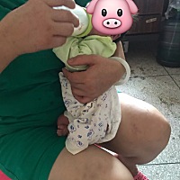 你们有见过这么喂奶粉的吗？看了很多文章说对宝宝脊椎不好，和婆婆说让她不要这样喂奶对宝宝发育有...