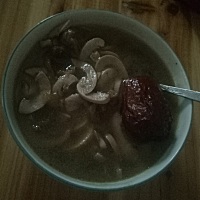 晒晒婆婆今天给我做的月子饭😊 早上7点左右的猪腰汤 8.30左右的杂粮粥 10点多的野生鱼汤 午餐配鸡...