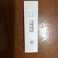 7月17号末次月经，这个月到了时间没来，感觉人不舒服，想吐肚子有时候也想神经跳一样微微痛，以为自己病...