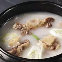 【这些辅食可能让孩子越吃越瘦】生活中经常会看到很多妈妈给孩子喂米汤、骨头汤，因为觉得营养都在汤水...