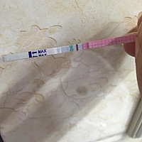 临近月经时间，排卵试纸测试显示一深一浅，但排卵期过后总排卵试纸测了没有一深一浅，今天又变成了一深...