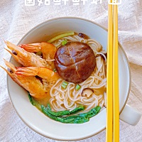 哈哈哈哈，自己起的名字~小崽子不喜欢吃面条，但是喜欢吃鲜虾~