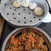 第一次做包子，面粉没买好，包子不软，好像没发起来。，成了死面的包子了哈哈哈