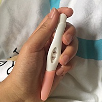 去医院抽血了，确认已怀孕，可下腹这几天总像要来大姨妈的痛感，难受。。希望是宫内的。