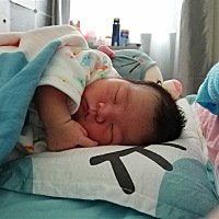 可爱的小宝，睡觉要么喜欢捂眼睛要么喜欢捂嘴巴，估计在娘胎里就这样了吧😄 昨晚外婆给小宝吃鸡胆...