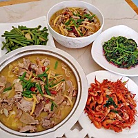 婆婆是南方人，我是北方人，但现在到东北来照顾我。做菜很好吃，对我也不错。感谢我的好婆婆。老公...