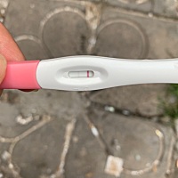 帮忙看看我这是怀孕吗 备孕半年 月经推迟了四天 今天刚测的 是不是炸胡