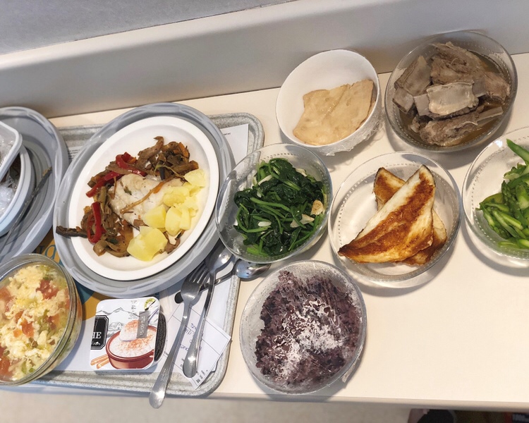 在医院的时候除了医院准备的饭，还有婆婆每天不辞辛苦，来回送中餐