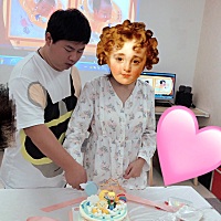 汉堡的满月趴，爸爸妈妈，奶奶，姑婆，阿姨，太爷爷都在你身边，都好爱你，就差爷爷在外出差缺席了...