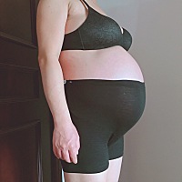 女宝宝，一直吐到生，圆形肚子，肚脐内陷，胎心146一153