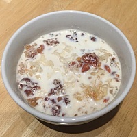 夏天皮肤出油，上火痘痘多，这样喝，祛痘消印  一到夏天，很多人脸部就成了大油田，更是一言不合就冒痘...