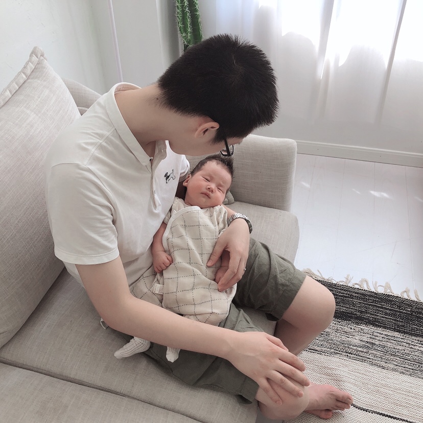 爸爸今天休息在家带宝宝