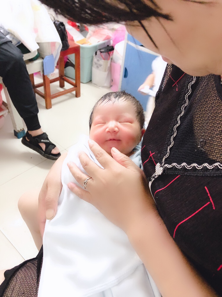 8月20顺产女宝一枚，19号开始肚子微痛，20号凌晨开始阵痛，早上六点画好妆去医院，8点办理住院，11点开两指，打无痛，3点宫口开六指，7点开九指自己走进产房，8点生，有侧切，这经历开宫口是无比的痛，无痛虽好，到了六七指的时候，也没多大用，宝宝六斤2两！然后等待两小时，自己走出手术室！