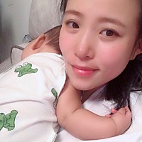 小猪宝宝就喜欢趴在妈妈身上