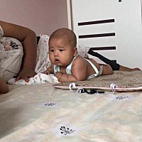 8月25号3个月，记录宝宝第一次头抬这么高…好棒