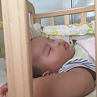 有时候睡醒了盯着宝宝看，能一看就一个多小时～ 看着她睡梦里笑也忍不住跟着笑，有没有同款宝妈？