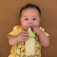 四个月多小小的宝宝。睡觉的时候还是比较多，正常么？          早上8点起床：吃奶，大便，然后陪我们玩...