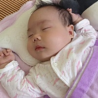 宝宝两个多月了    13.4斤    65cm吃了睡   醒了自己玩    差不多醒来自己玩两个小时左右就饿了 这会他...