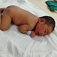 宝宝吸不住奶头怎么办，今天第三天还不能吃母乳，让他吸奶头老是吸两口就完了，怎么办