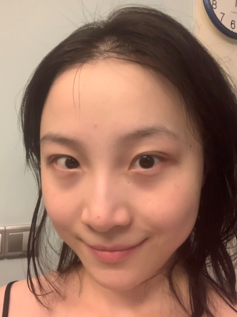 这是晚上用完泥膜过后，洗净脸部的自拍照，没有滤镜，一个人带小孩，一直很坚持保养，自我感觉没有很颓废，我没有放弃过爱自己，❤️