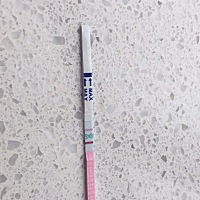 大神们帮我看看我例假超过三天了。今天早上用排卵试纸测的。什么情况。