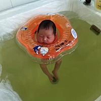 今天宝宝四天了,有母乳但是宝宝含不住奶头，给他送进去，吸两口就掉了，买了乳贴设计不好也用不了，...