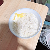 来自我婆婆煮的面 ，感觉盐都没放 但又不能说什么 只能自己躲到房间加点菜😂😭 说什么可能也是为我...