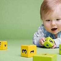 怎样做会让孩子更聪明？ 我们有时候会发现把孩子交给老人的时候，老人都喜欢搓搓孩子的小手、摸摸孩子的...