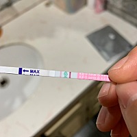 求帮看排卵试纸~ 二胎备孕，一胎的时候没有用过试纸测排卵，没有经验，一胎女宝，二胎想要个男宝，想问...