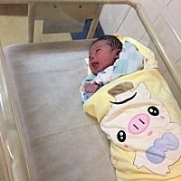 报喜来了，男宝宝一枚，超过预产期四天，22号的预产期，26号下午见红去住院，半夜12多开始大痛，4点多生...