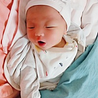 来报喜了，宝宝出生四天了哪酸爽简直要了命 男宝宝七斤二两撕裂缝了七针，宝宝要吃母乳现在又涨奶疼...