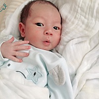 请问有经验的宝妈们：宝宝经常打嗝怎么处理的？还有就是眼屎特别多又怎么办？
