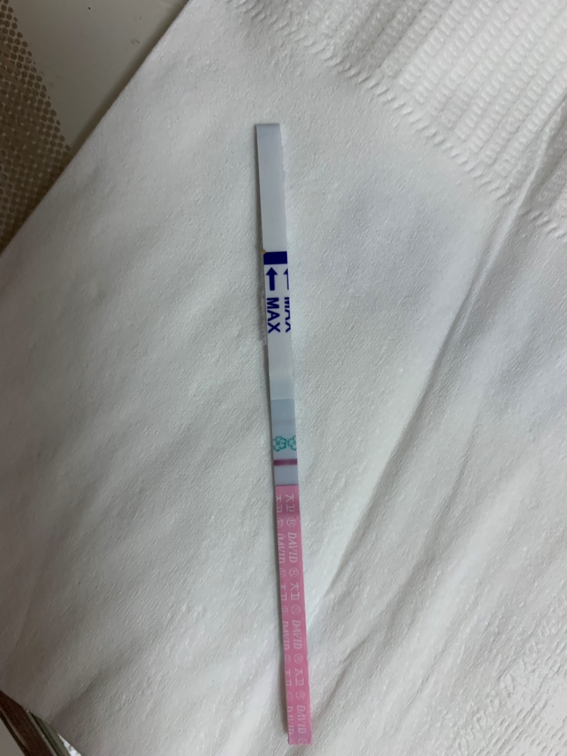 试纸测了一深一浅，第二天下午肚子特痛晚上来例假了，刚刚测了是图上的，之前两次比这个深，有没有跟我一样情况的！