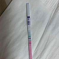 试纸测了一深一浅，第二天下午肚子特痛晚上来例假了，刚刚测了是图上的，之前两次比这个深，有没有跟我...