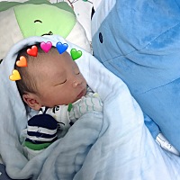 宝妈们 有同款宝宝吃完就拉拉完又饿必须得吃的吗？宝宝这两天都这样 一吃就拉拉完马上又饿了.拉金黄色的...