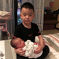 以后就交给这两个男人保护我们娘俩了，哈哈，感恩生命的力量，愿我们小家越来越好！哥哥当时顺产感...